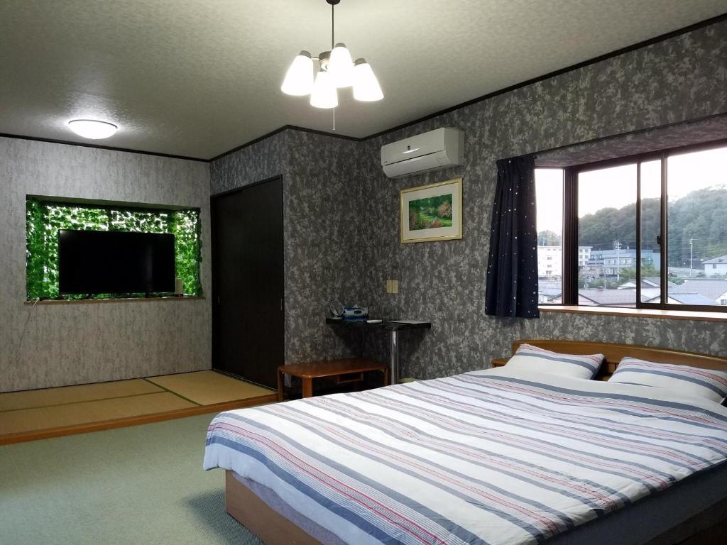 坂井市Bibi Vacation Rental Only 2 groups per day Vacation STAY 5768的一间卧室配有一张大床和电视