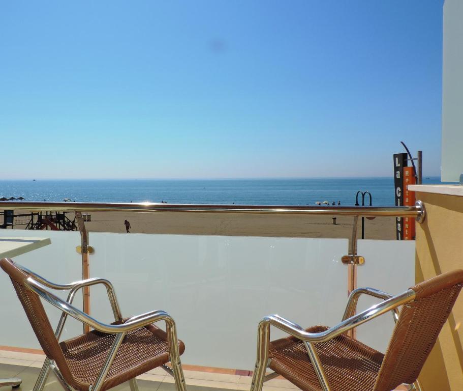 多列毛利诺斯多纳圣卢西亚公寓酒店的海景阳台上的两把椅子