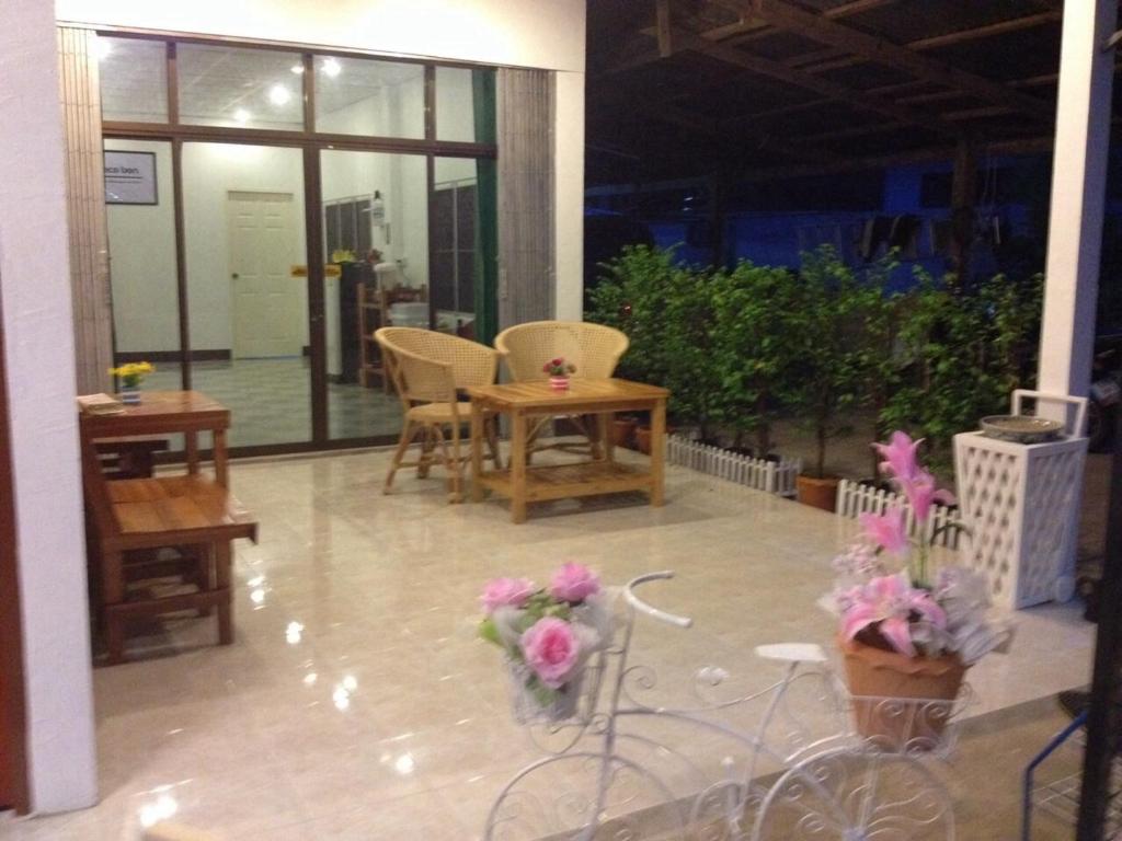 素可泰芒考空间本旅馆 的一间设有椅子和桌子的房间,还有一些鲜花