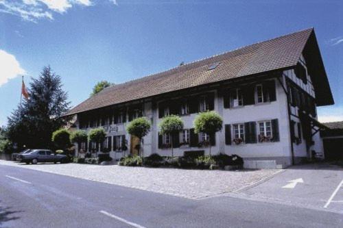 Mühledorf克罗伊茨酒店的前面有停车位的建筑
