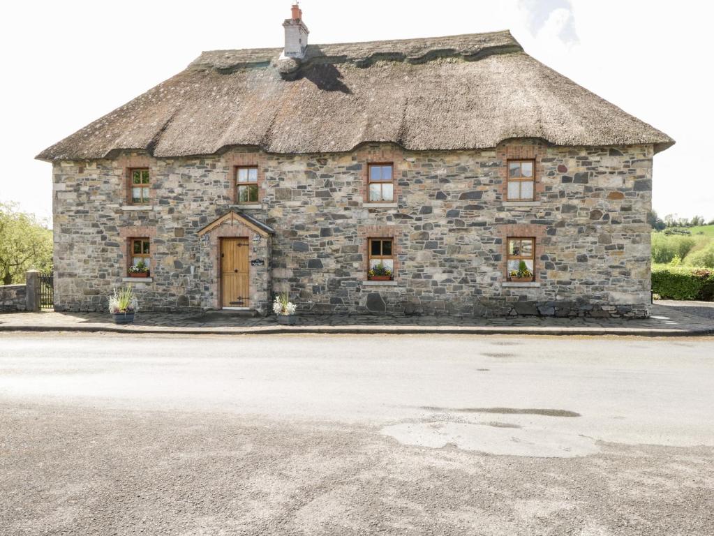库特希尔An Maide Bán的一座带茅草屋顶的古老石头建筑