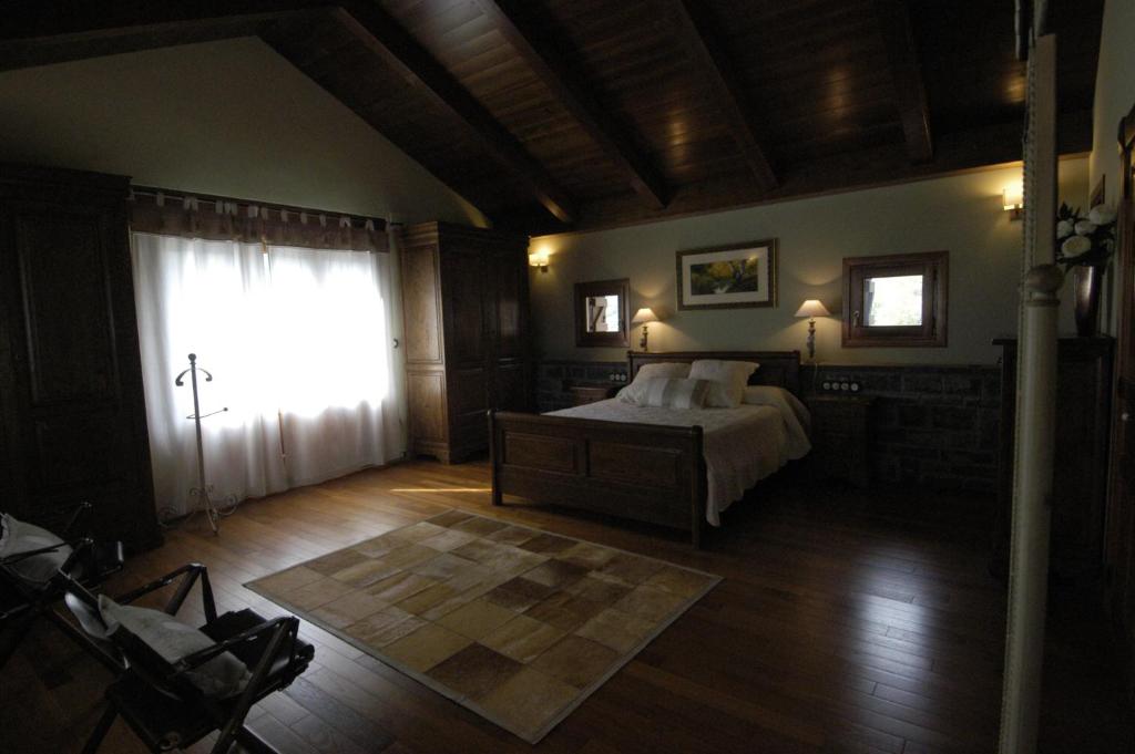 布罗托Hotel Rural El Portón de Murillo的一间卧室设有一张床和一个大窗户