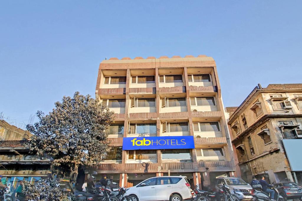 博帕尔FabHotel Surya的建筑的侧面有蓝色标志