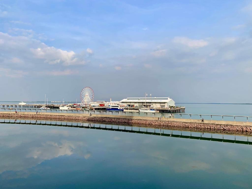 达尔文Serenity Harbour Views at Darwin Waterfront的毗邻水面的码头,有海滩