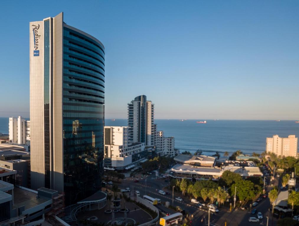 德班Radisson Blu Hotel, Durban Umhlanga的城市天际线,高楼和大海