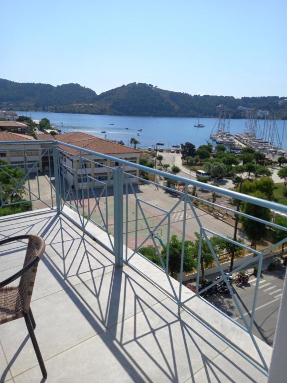 斯基亚索斯镇View Port的阳台配有椅子,享有海港景色