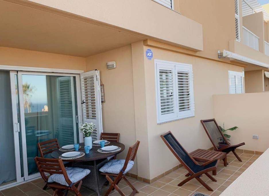 波里斯-德阿沃纳Apartamento con vistas al mar el Porís的一个带桌椅的庭院和一个阳台