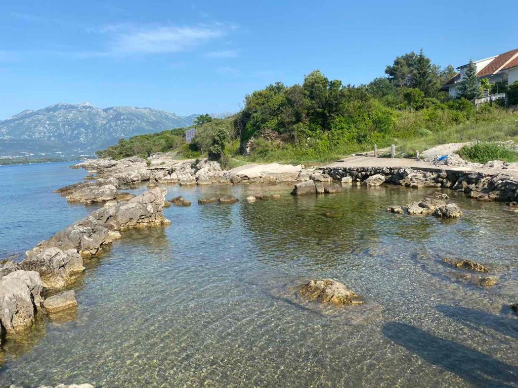 克拉西奇Krašići apartmani Bozic的岩石和桥梁的水域