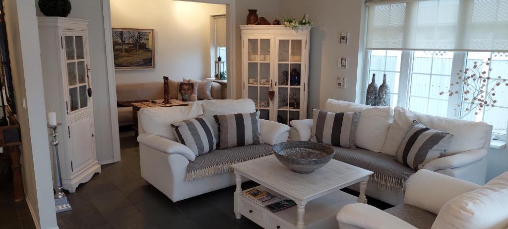 沃加尔Ocean Front Villa的客厅配有白色的沙发和桌子