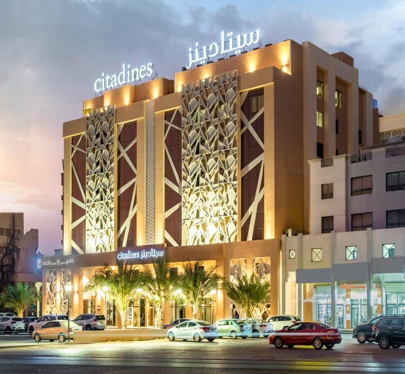 马斯喀特Citadines Al Ghubrah Muscat的停车场里酒店 ⁇ 染