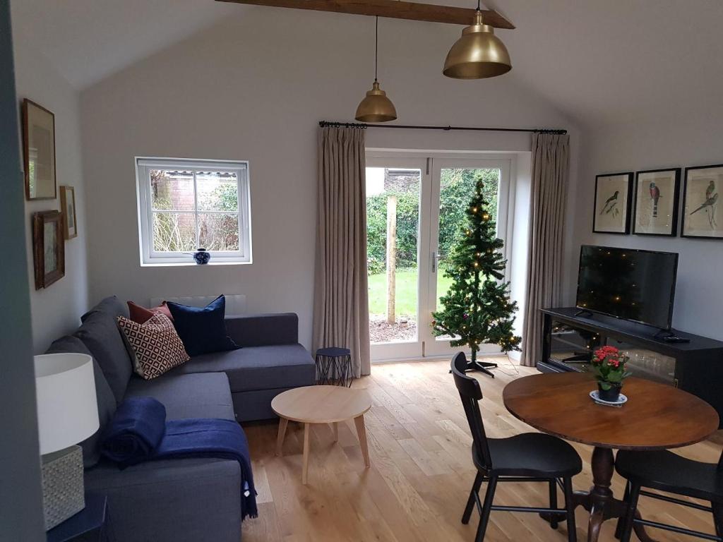 布里斯托The Cottage的客厅配有蓝色的沙发和圣诞树