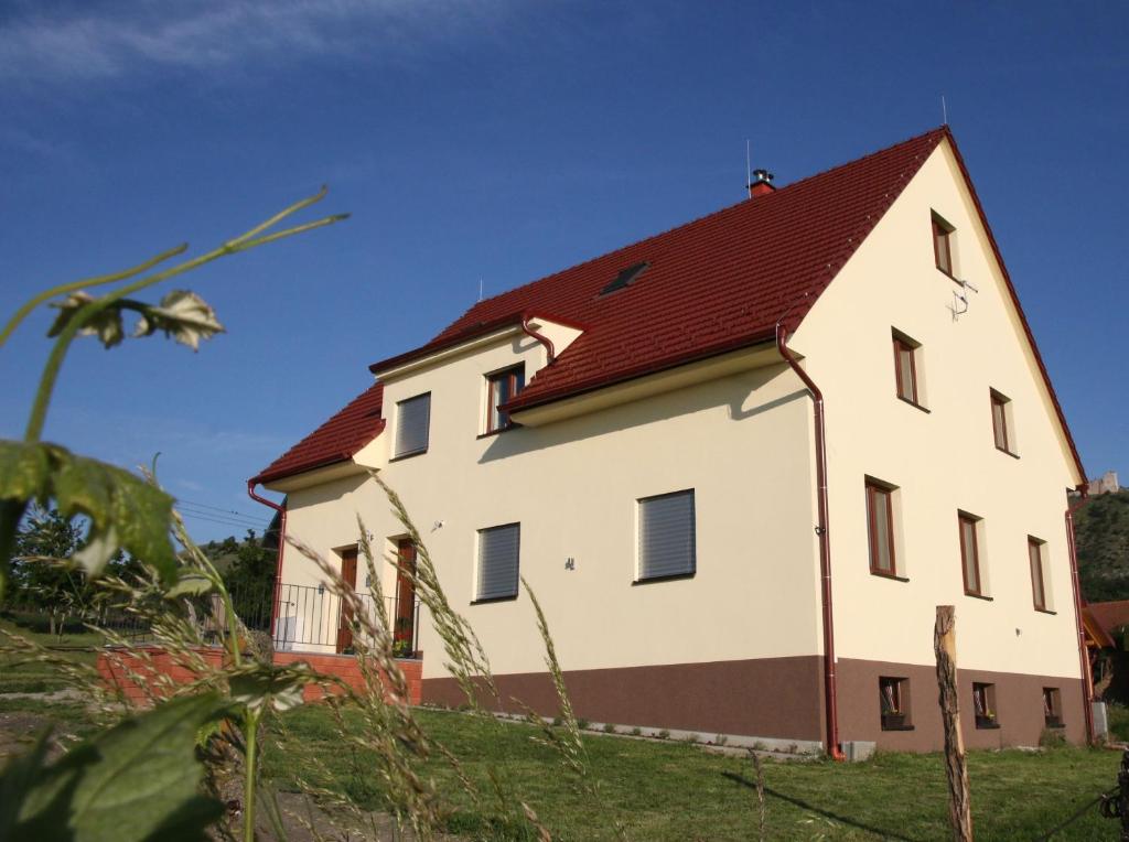 巴甫洛夫PALAVIA Apartments的一座大型白色房屋,设有红色屋顶