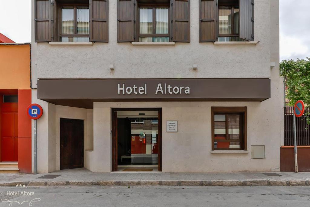 托梅略索Hotel Altora的建筑一侧的非洲酒店标志