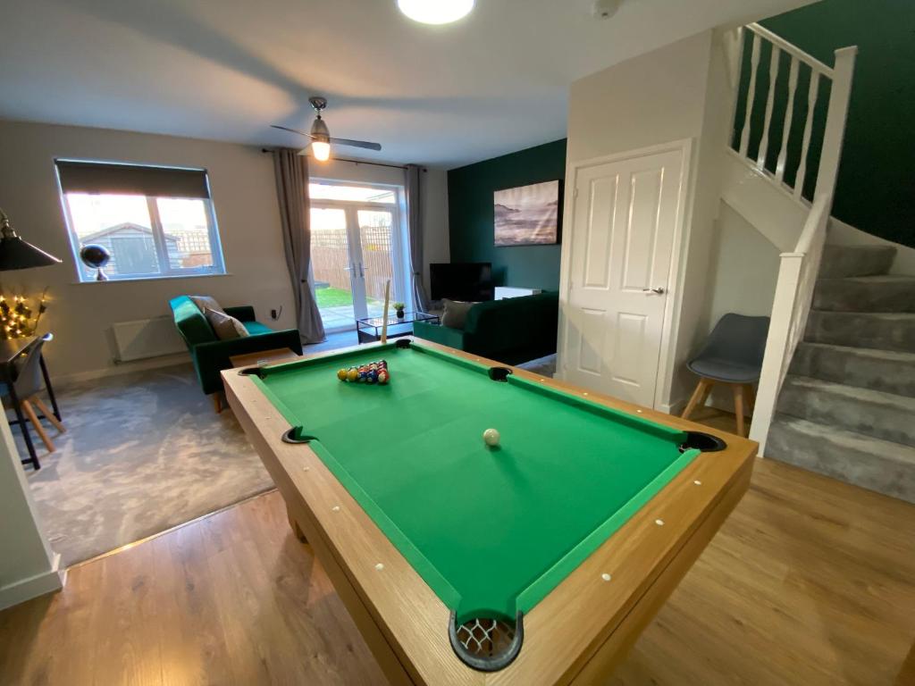 BentleyHeartswood Home Modern 3-bedroom, double driveway的客厅设有台球桌
