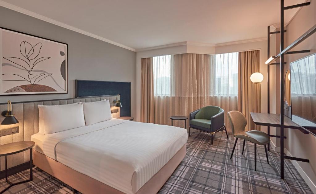 新加坡Vibe Hotel Singapore Orchard的配有一张床和一张书桌的酒店客房