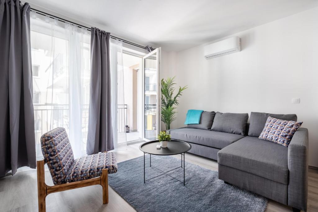 布达佩斯Szabolcs Apartments的客厅配有沙发和桌子