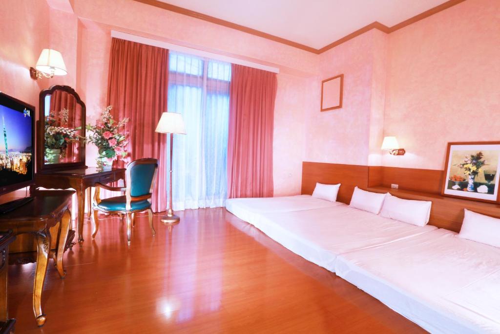 罗东镇东方商务大饭店的酒店客房设有一张大床和一张书桌。