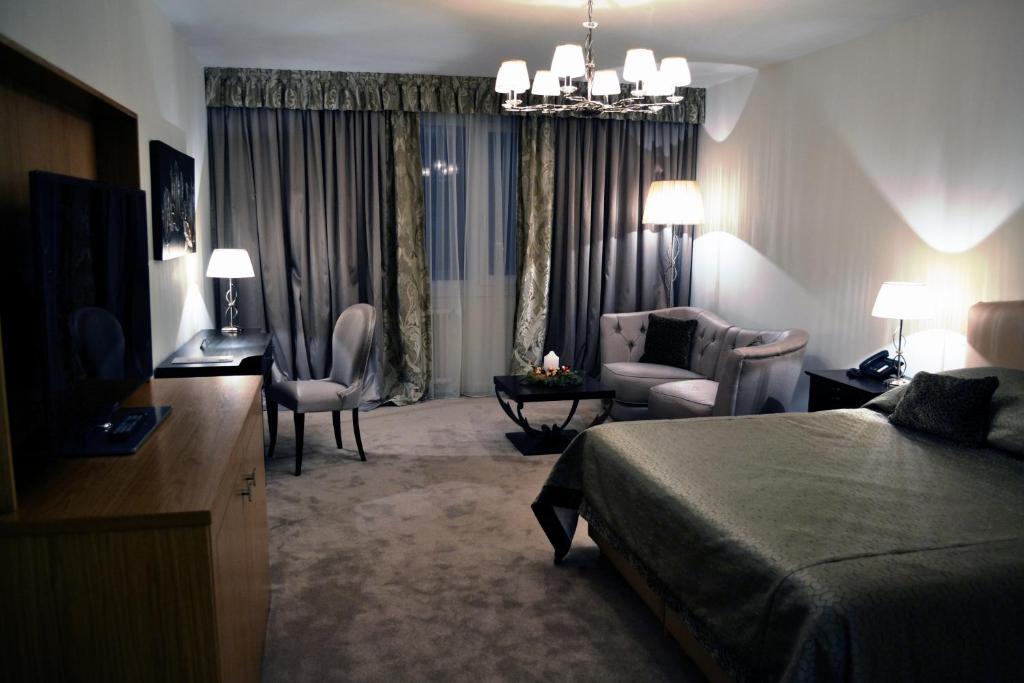 日内瓦亚德里亚提卡酒店的酒店客房设有床和客厅。