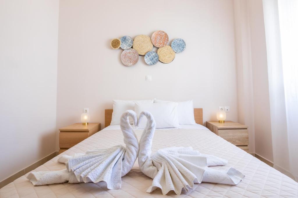 卡尔帕索斯Mystique Apartment的一间卧室配有带毛巾的床