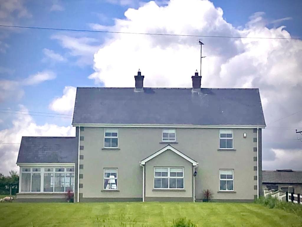 LetterbreenCorraglass House - close proximity to Cuilcagh的一座带绿色草坪的大型白色房屋