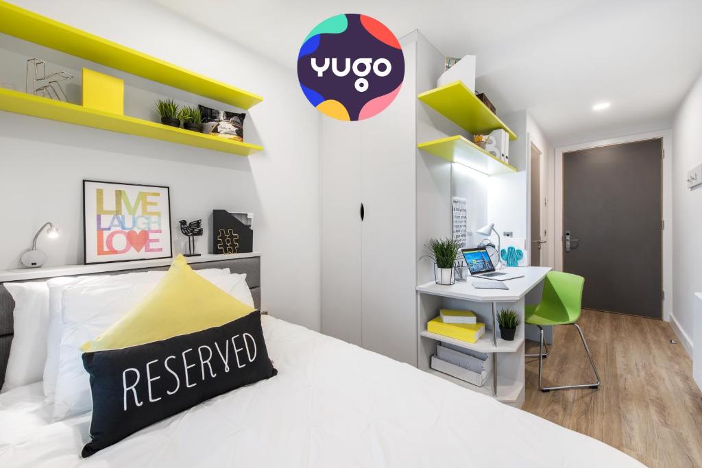 都柏林Yugo Explore - Ardcairn House的卧室配有白色的床和书桌