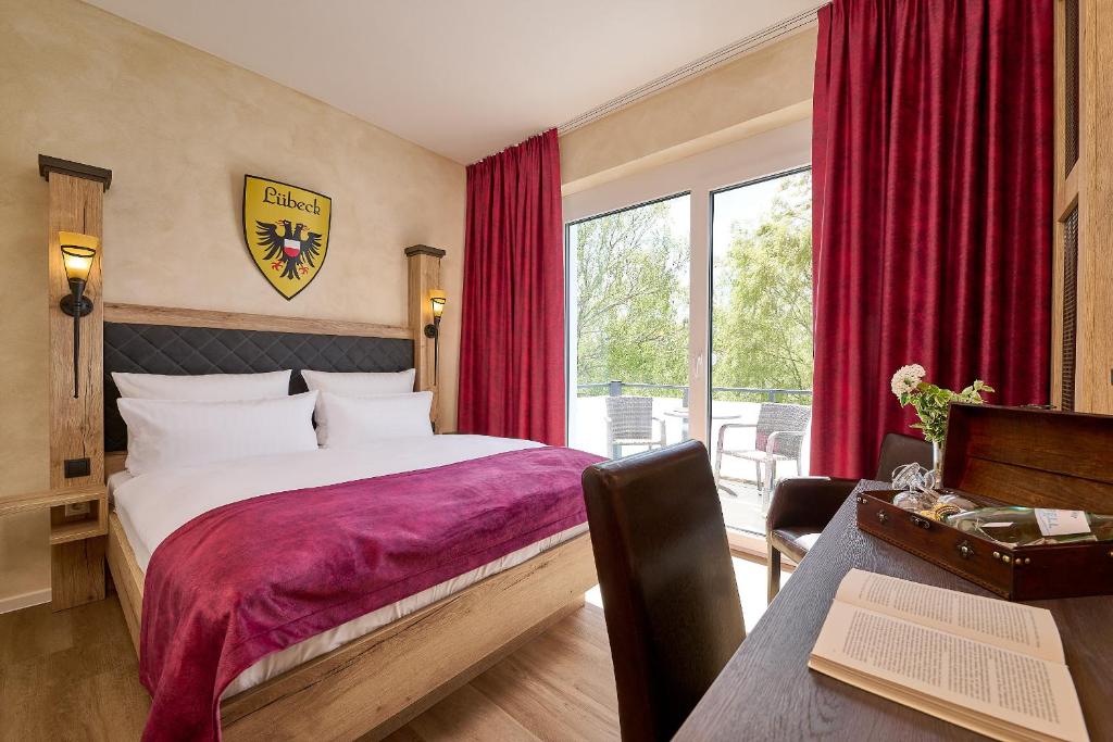 巴贝R&R Hotel Störtebeker的一间卧室配有一张带红色窗帘的大床