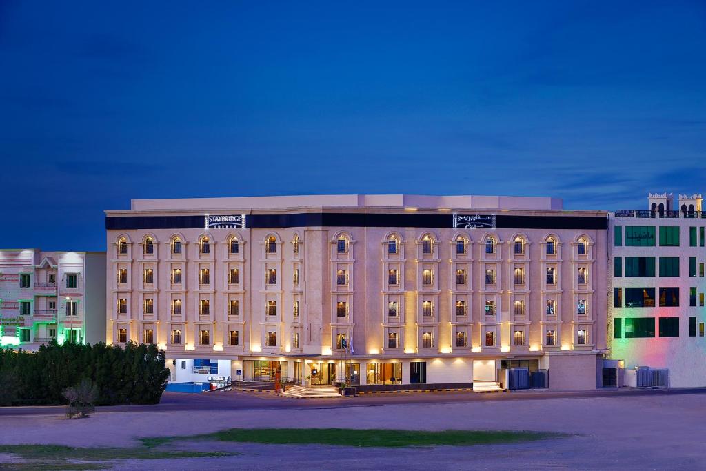 阿可贺巴Staybridge Suites - Al Khobar City, an IHG Hotel的前面有灯的大建筑