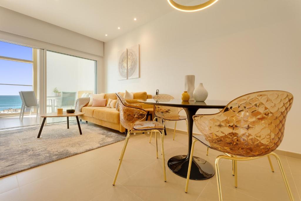 贝尼多姆INTEMPO SKY RESORT by Costa Activa Rentals的客厅配有桌椅和沙发