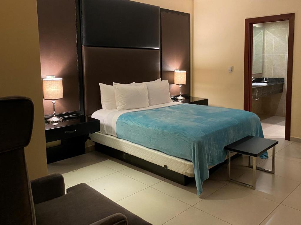 圣多明各华美圣多明各公主酒店的酒店客房设有一张床、两盏灯和一把椅子