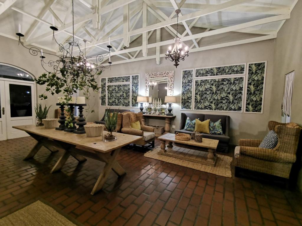 哈特比斯普特Pecan Manor的客厅配有木桌和椅子