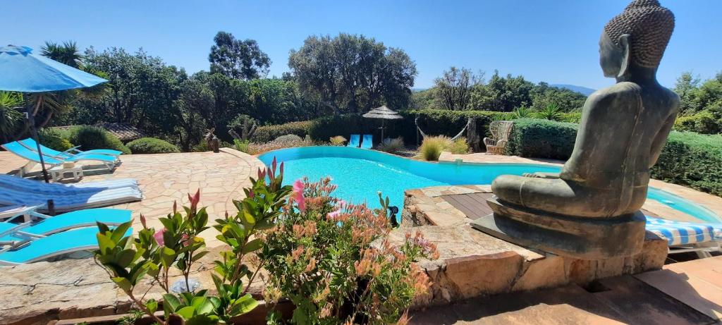 格里莫Villa des Delices的花园中带游泳池和雕像的别墅