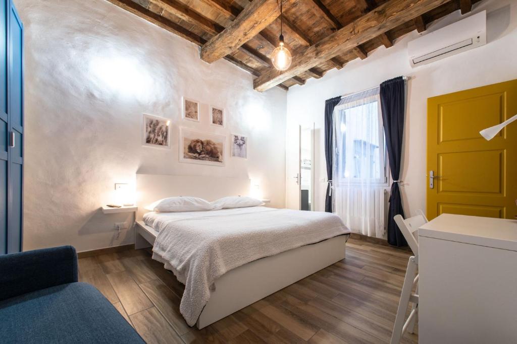佛罗伦萨Florence David's Guesthouse的白色的卧室设有床和窗户
