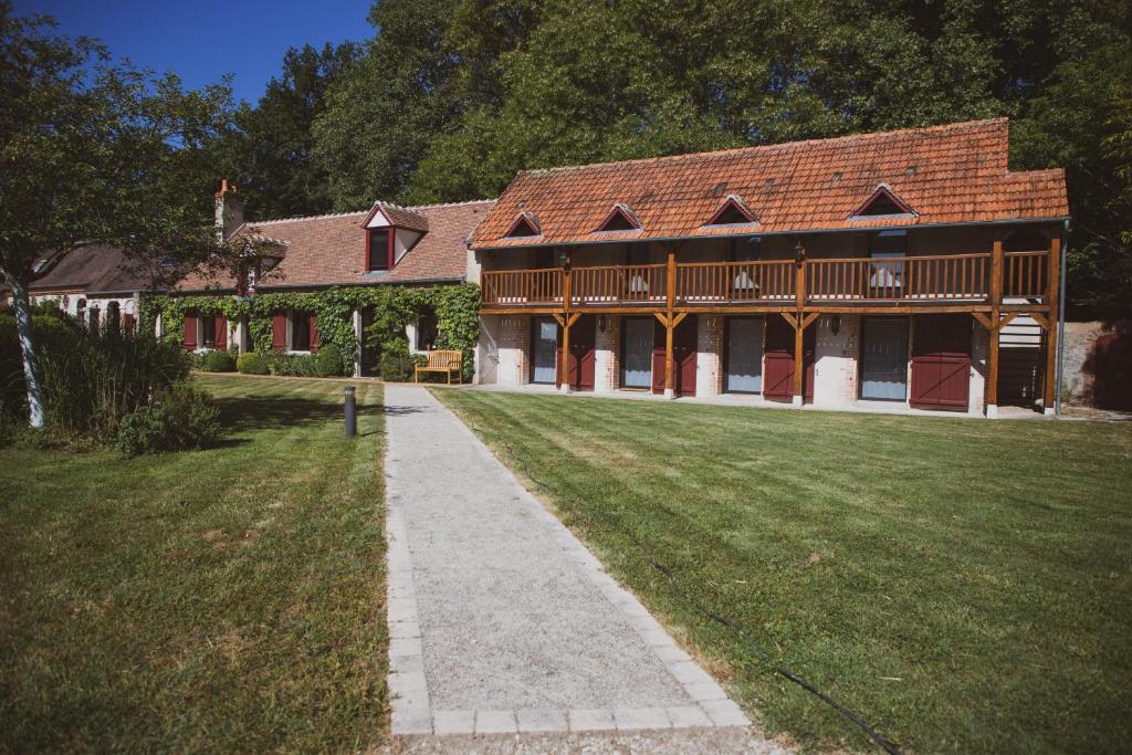 Lailly-en-ValDomaine de Montizeau的前面有草地庭院的大房子