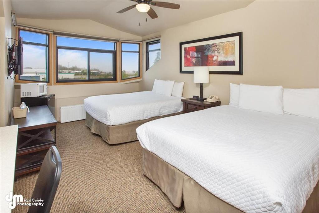 基奈基奈机场酒店的酒店客房设有两张床和电视。