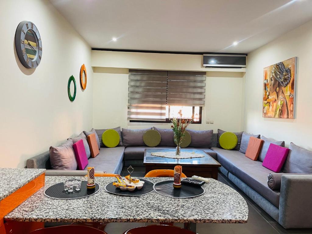 马拉喀什Gueliz YSL的客厅配有沙发和桌子