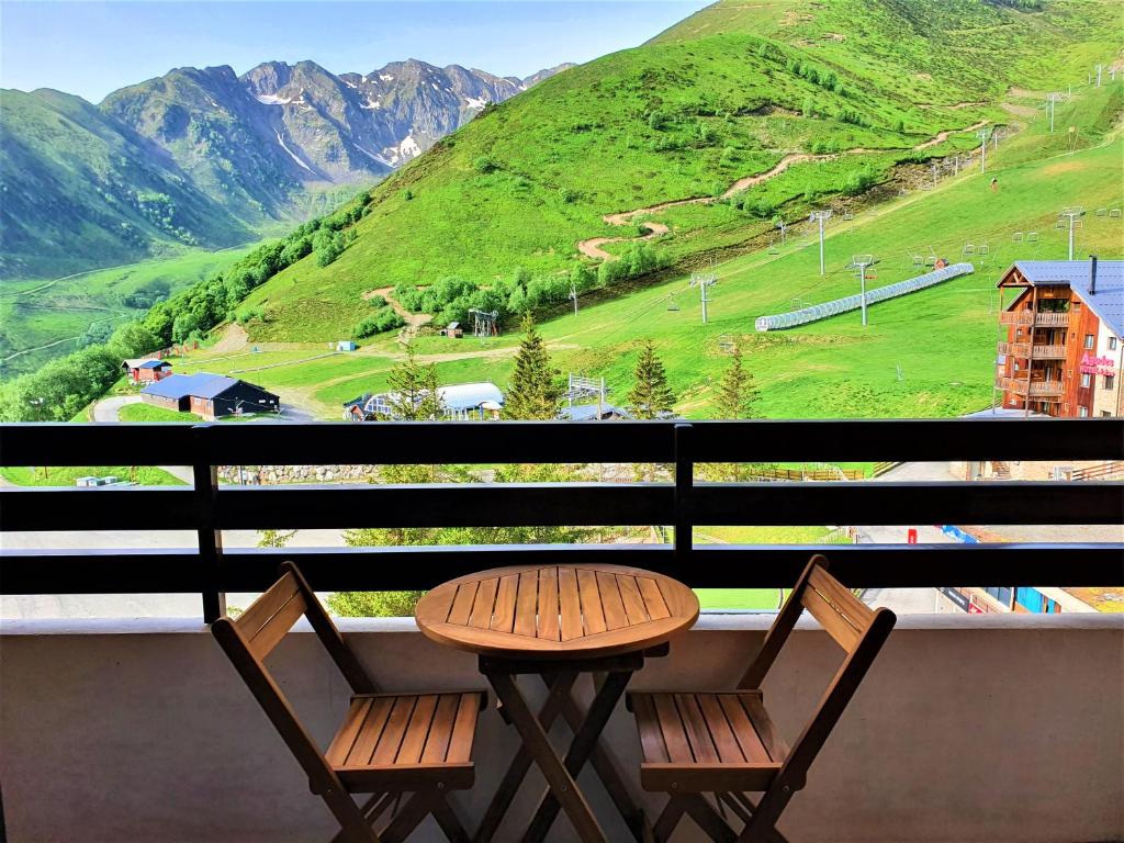 格拉德布斯特Appartement à la montagne avec vue Imprenable的山景阳台上配有一张桌子和两把椅子