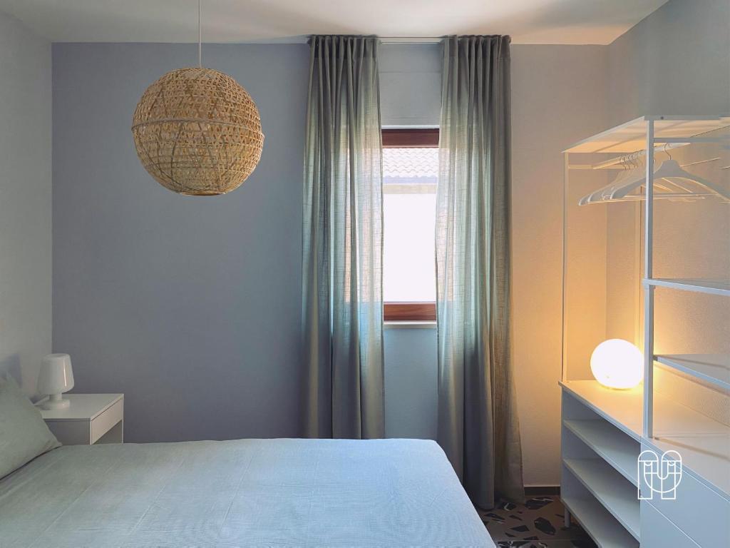 马泰拉maestranze的一间卧室设有一张床和一个窗口