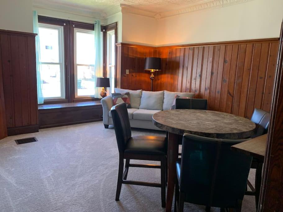 奥斯威戈The Navy 2的客厅配有沙发和桌子