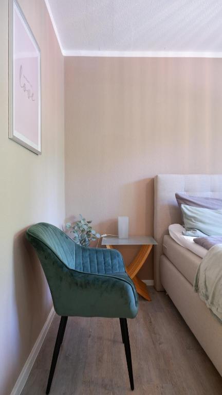 开姆尼茨Stylisches Apartment mit Balkon / Netflix / WIFI的沙发间内的绿色椅子