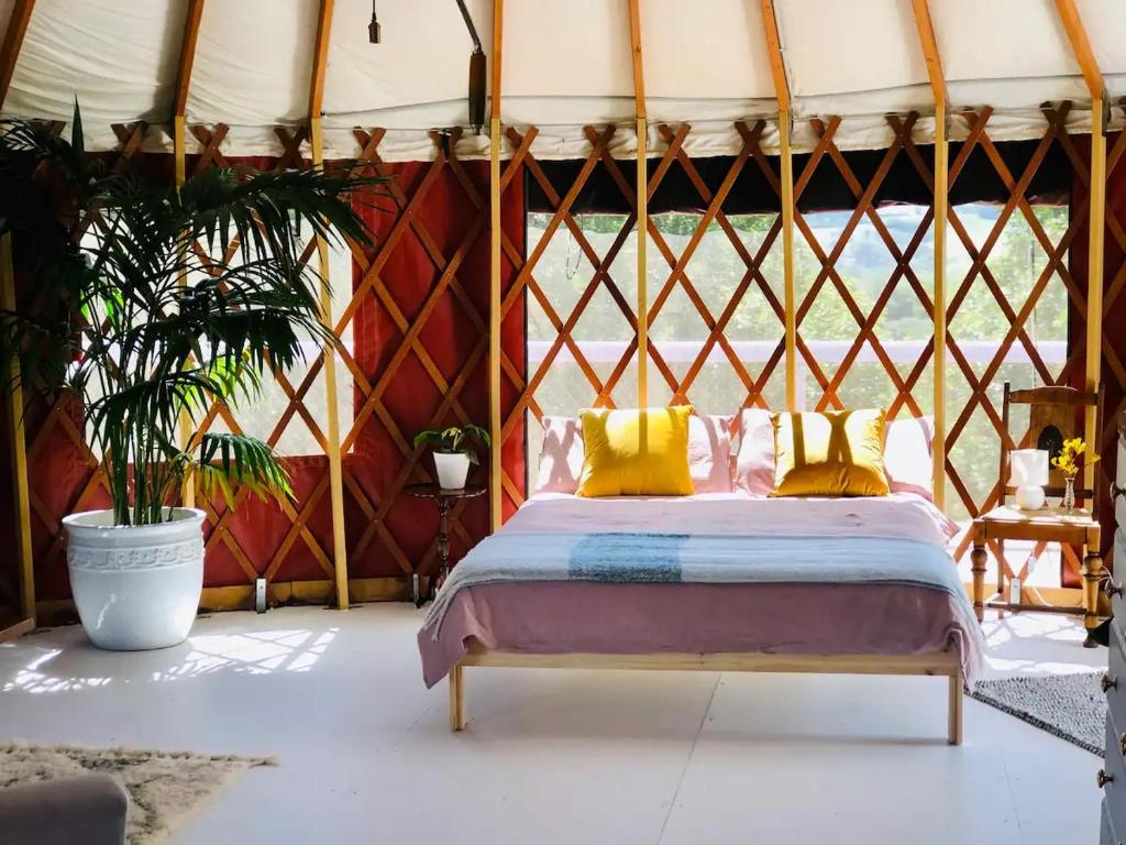 EurekaByron Bay Hinterland Eco-Retreat Terracota Yurt的蒙古包内一间卧室,配有一张床