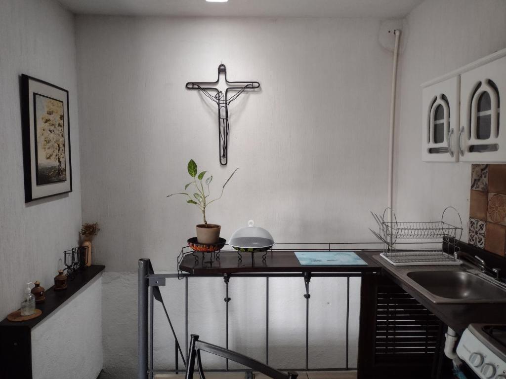 危地马拉Loft aeropuerto的挂在桌子旁边的墙上的十字架