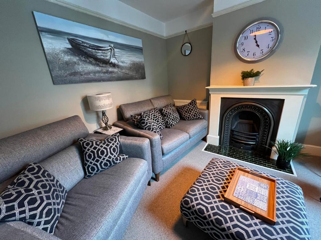 贝里圣埃德蒙兹Charming 3 bedroom property in Bury St Edmunds的客厅设有两张沙发和一个壁炉