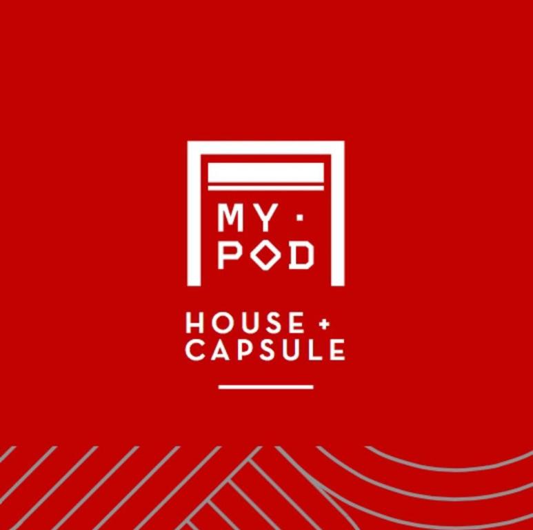 埃斯克尔My Pod House的带有字眼的红色标志 我的胶囊旅馆
