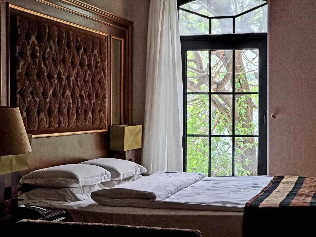 巴库苏丹精品酒店的带窗户的客房内的两张床