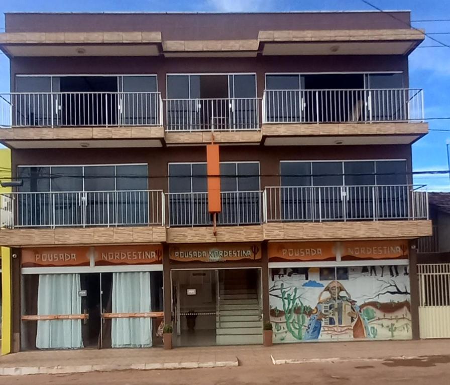 RiachãoPousada Nordestina的公寓大楼设有阳台和壁画