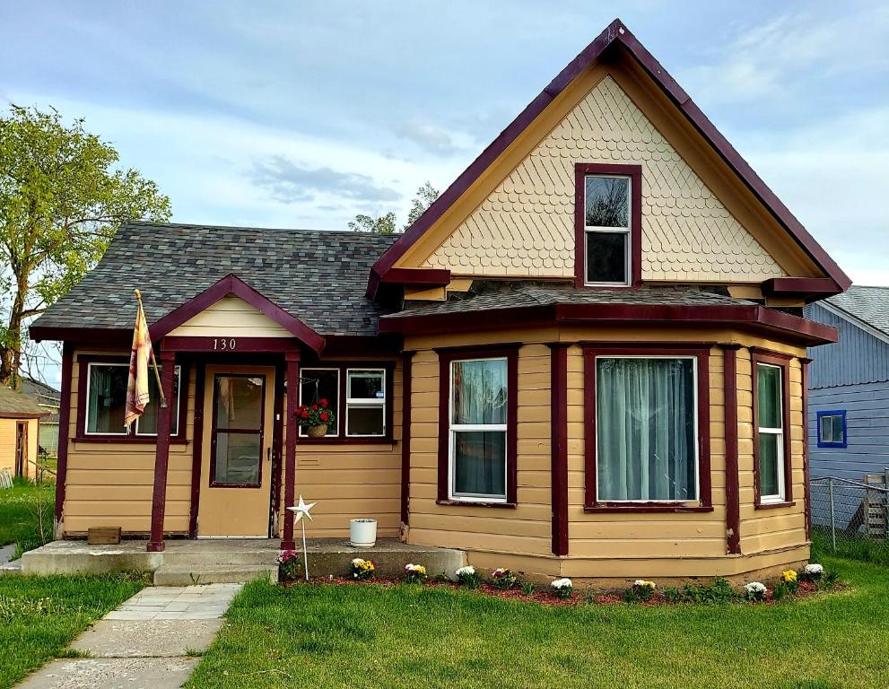 圣安东尼Vintage Cozy Family Home near National Parks的院子里有旗帜的棕色房子