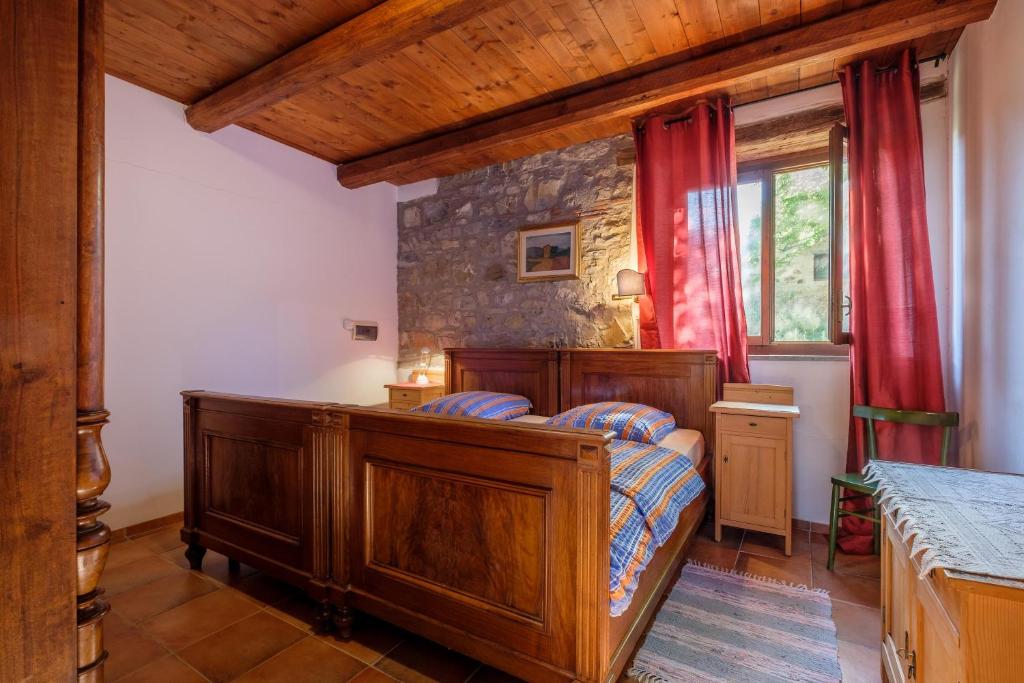 格罗塞托Stella Nord Podere Carbone的一间卧室配有床和红色窗帘