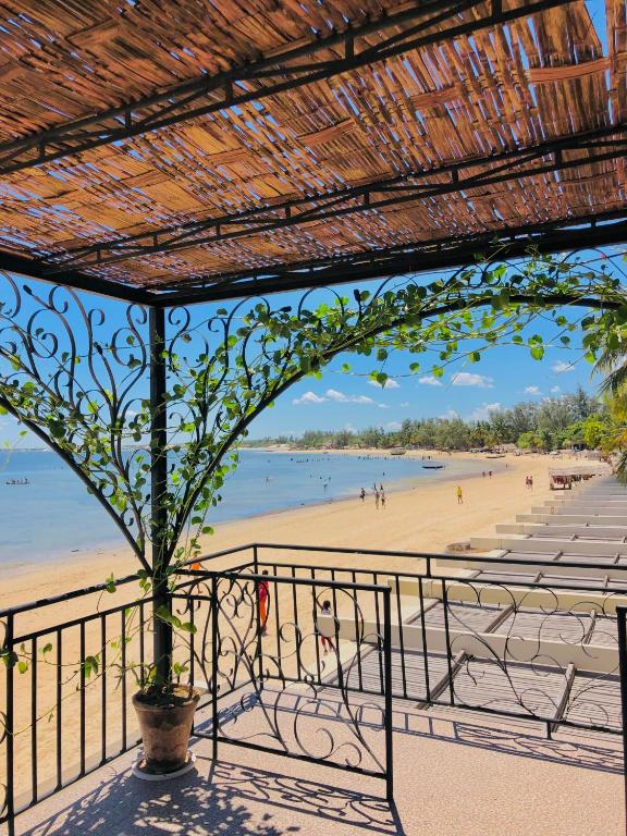伊法地Ifaty Beach Club Resort的从度假村的阳台上可欣赏到海滩景色