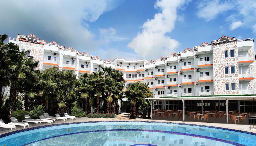 安塔利亚UK Hotel Kiriş的大楼前设有游泳池的酒店