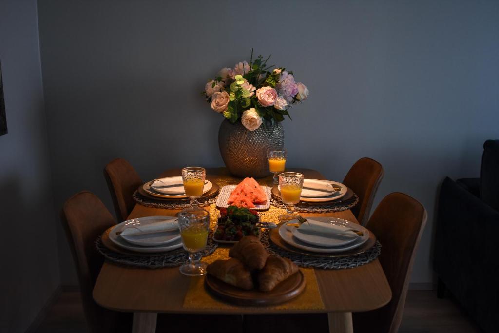 沃鲁Hubane Olevi Apartment的餐桌,花瓶,桌子,盘子
